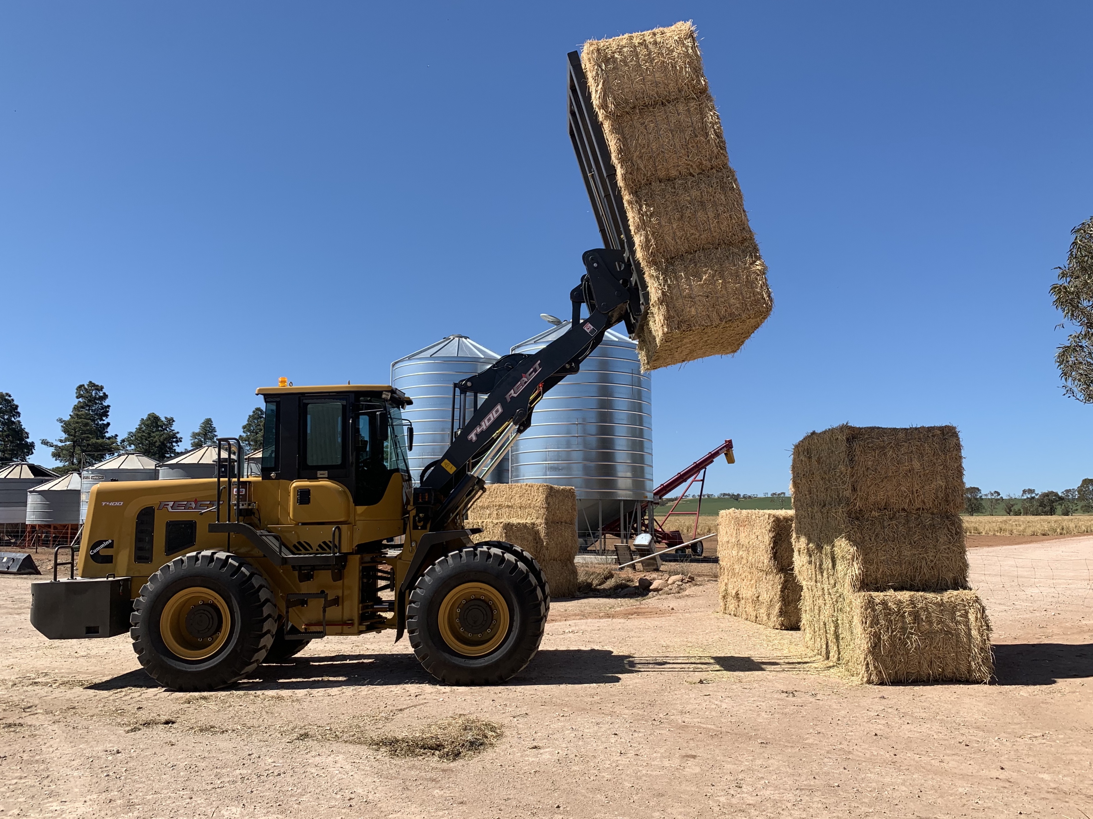 REACT T400 Side View Hay Bale